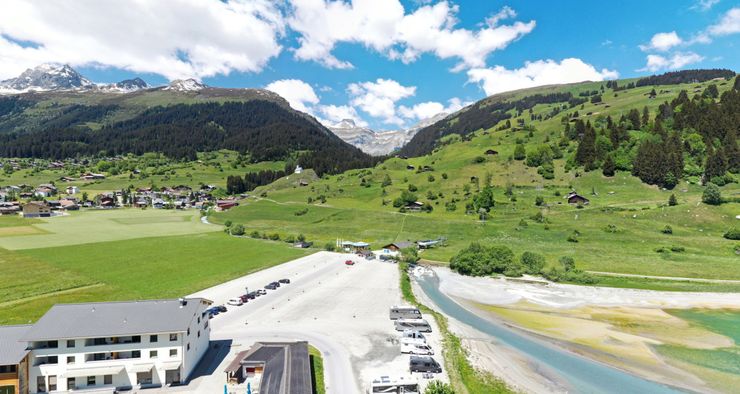 Das Foto zeigt den Wohnmobil Stellplatz in Richtung Talstation von Brigels Das Foto zeigt den Wohnmobil Stellplatz in Richtung Talstation von Brigels