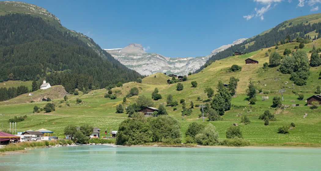 Das Foto zeigt das Wohnmobil Stellplatz und den Brigelser See Das Foto zeigt das Wohnmobil Stellplatz und den Brigelser See