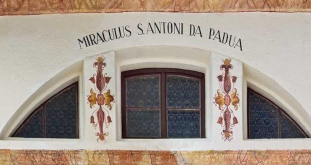 Das Foto zeigt die Kapelle St. Antonius und die Malereien Das Foto zeigt die Kapelle St. Antonius und die Malereien