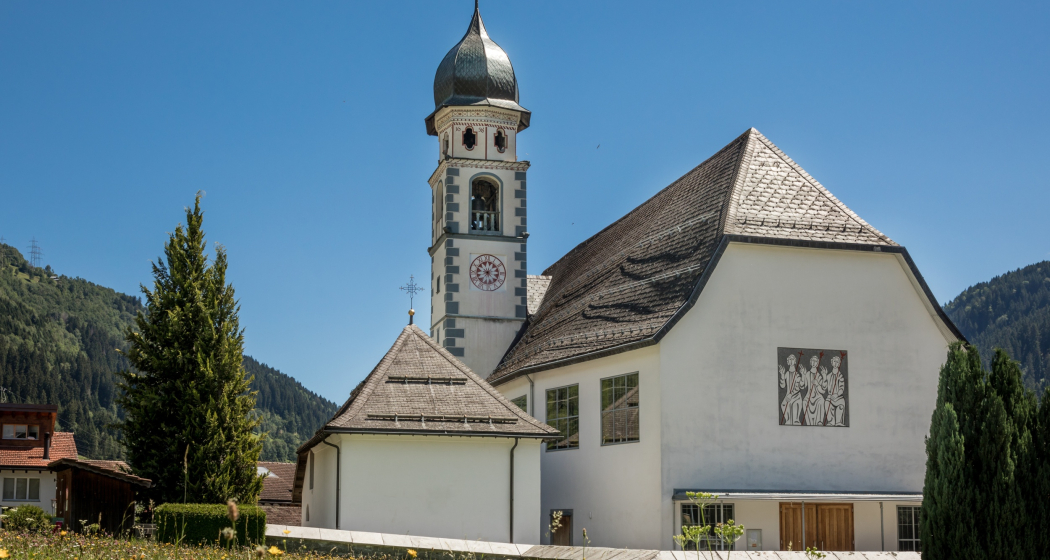 Das Foto zeigt die Pfarrkirche Hl. Dreifaltigkeit Das Foto zeigt die Pfarrkirche Hl. Dreifaltigkeit