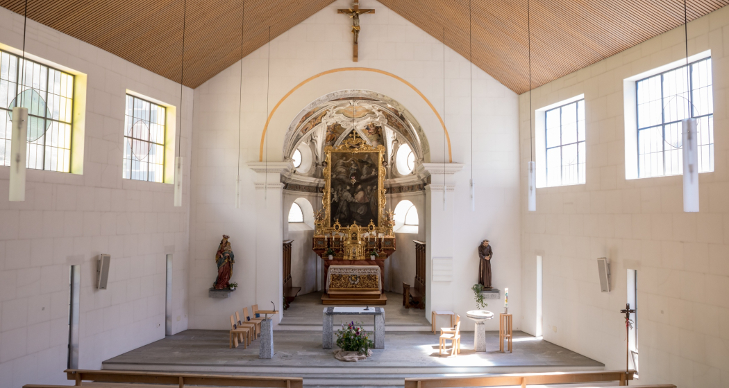 Das Foto zeigt die Pfarrkirche Hl. Dreifaltigkeit von Innen Das Foto zeigt die Pfarrkirche Hl. Dreifaltigkeit von Innen