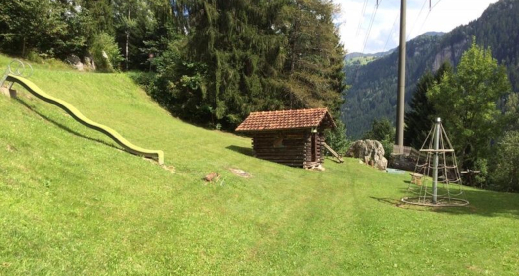Das Foto zeigt den Spielplatz Plaun Salter mit einer Rutsche und ein dreh Rad Das Foto zeigt den Spielplatz Plaun Salter mit einer Rutsche und ein dreh Rad