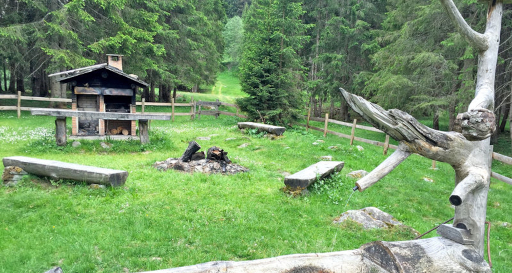 Das Foto zeigt die Feuerstelle mit Cheminée Runcahez Das Foto zeigt die Feuerstelle mit Cheminée Runcahez