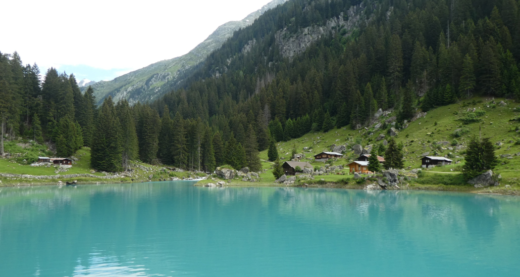 Das Foto zeigt den Bergsee neben dem Grillplatz Val Russein Das Foto zeigt den Bergsee neben dem Grillplatz Val Russein