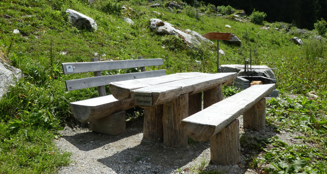 Das Foto zeigt den Grillplatz Val Russein Das Foto zeigt den Grillplatz Val Russein