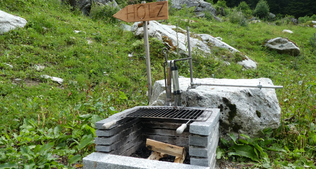 Das Foto zeigt den Grillplatz Val Russein Das Foto zeigt den Grillplatz Val Russein