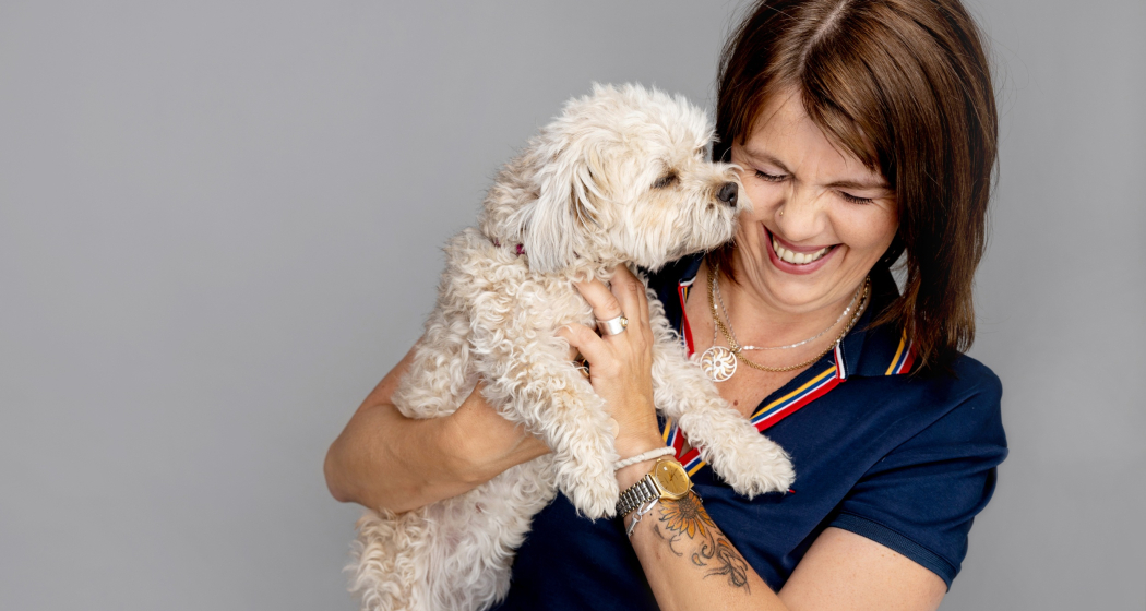 Nahaufnahme von Frau Killias mit einem Hund im Arm. Nahaufnahme von Frau Killias mit einem Hund im Arm.