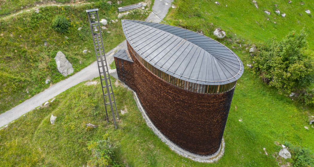 Das Foto zeigt die Kapelle Sogn Benedetg in Sumvitg Das Foto zeigt die Kapelle Sogn Benedetg in Sumvitg