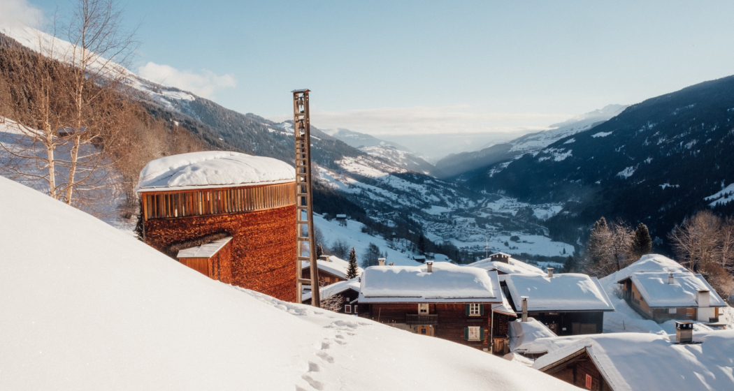 Das Foto zeigt die Kapelle Sogn Benedetg in Sumvitg im Winter Das Foto zeigt die Kapelle Sogn Benedetg in Sumvitg im Winter