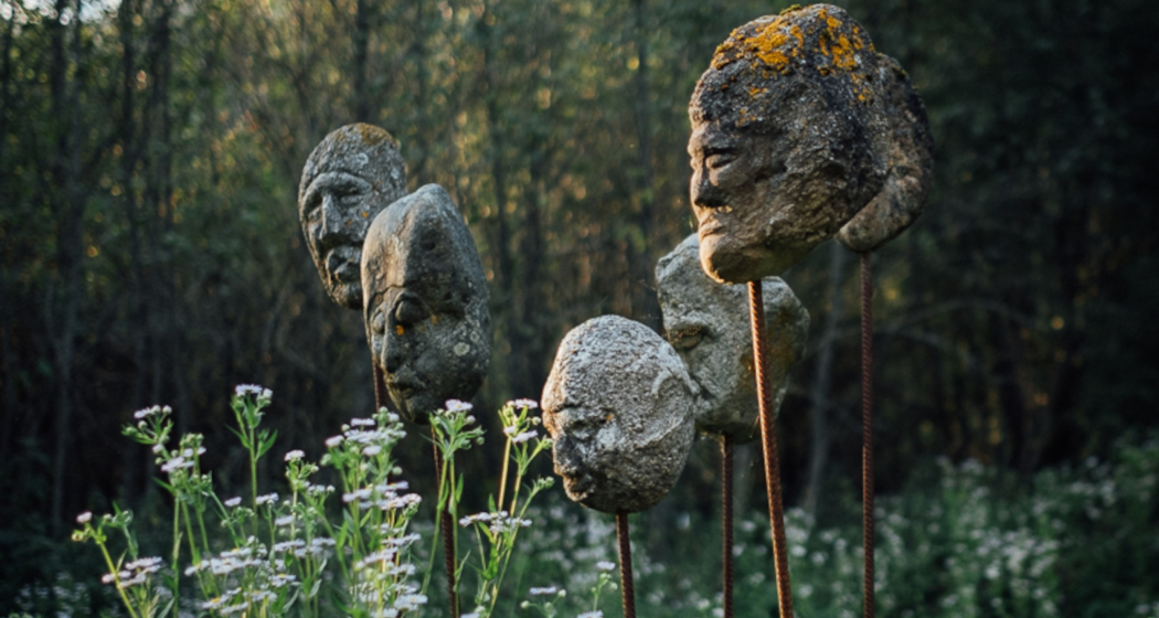 Das Foto zeigt Skulpturen der Senda d'art in Trun Das Foto zeigt Skulpturen der Senda d'art in Trun