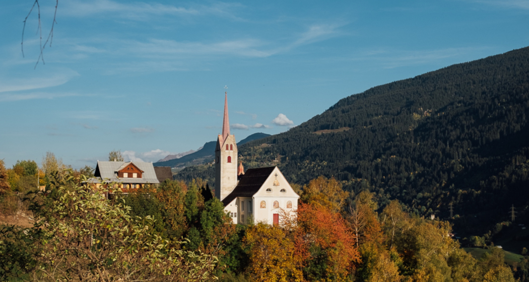 Das Foto zeigt die Wallfahrtkirche St. maria Licht in Acladira in Trun Das Foto zeigt die Wallfahrtkirche St. maria Licht in Acladira in Trun