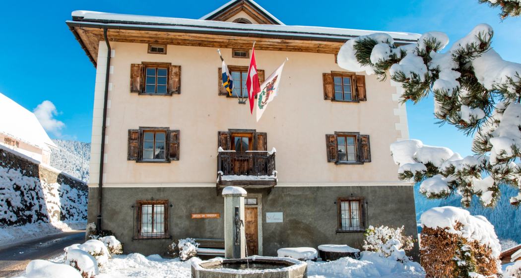 Das Foto zeigt die Volksbibliothek in Waltensburg im Winter Das Foto zeigt die Volksbibliothek in Waltensburg im Winter