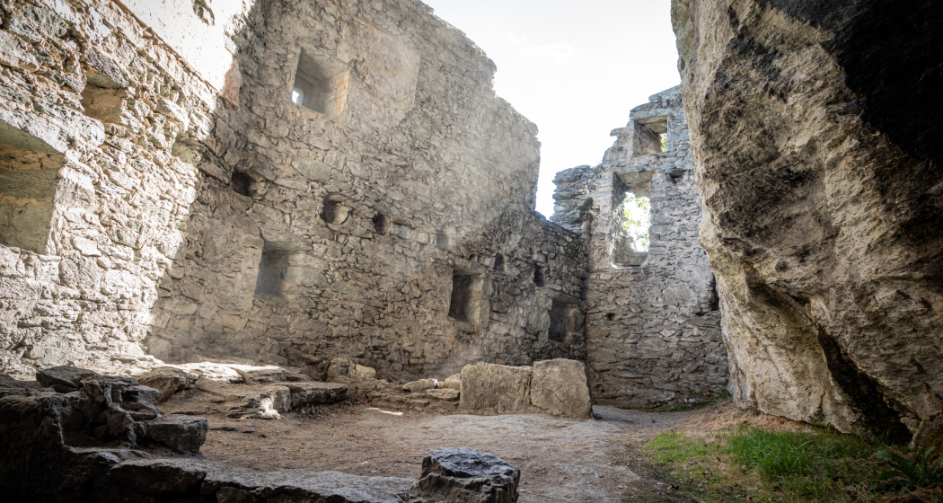 Innenaufnahme der Burg Kropfenstein in Waltensburg. Innenaufnahme der Burg Kropfenstein in Waltensburg.