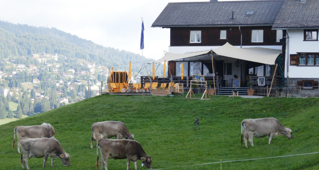 Bergrestaurant Crest`ota im Sommer Bergrestaurant Crest`ota im Sommer