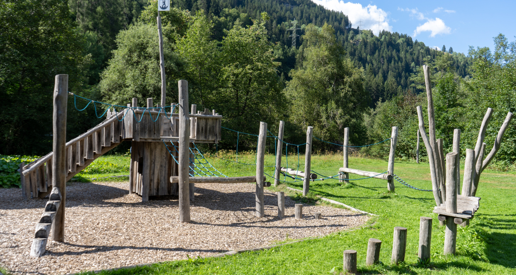 Spielplatz direkt bei der Feuerstelle Andeer Spielplatz direkt bei der Feuerstelle Andeer