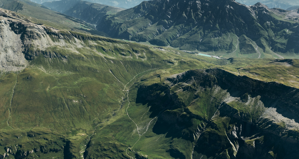 Tomülpass mit Blick ins Safiental Tomülpass mit Blick ins Safiental