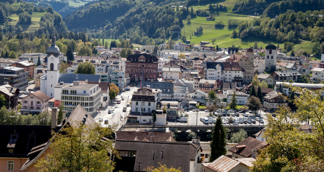 Dorf und in der Mitte das Rathaus in Ilanz Dorf und in der Mitte das Rathaus in Ilanz