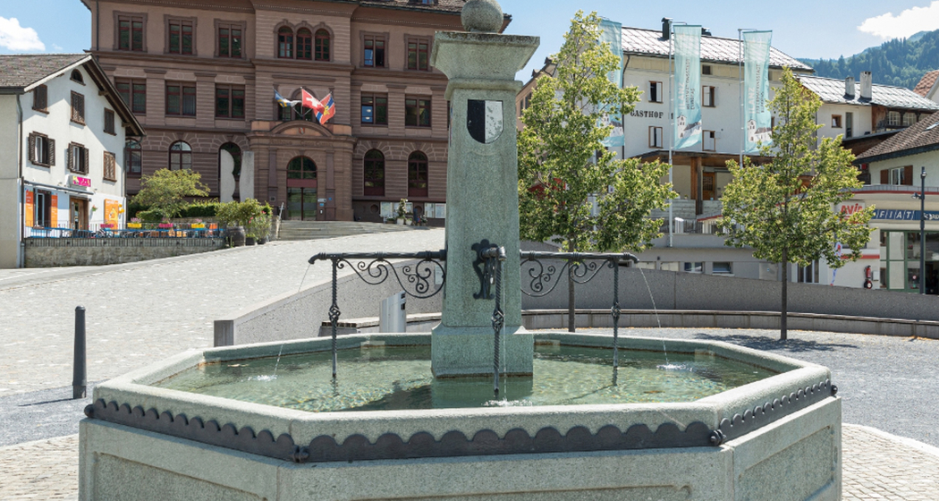 Rathaus in Ilanz und Brunnen Rathaus in Ilanz und Brunnen