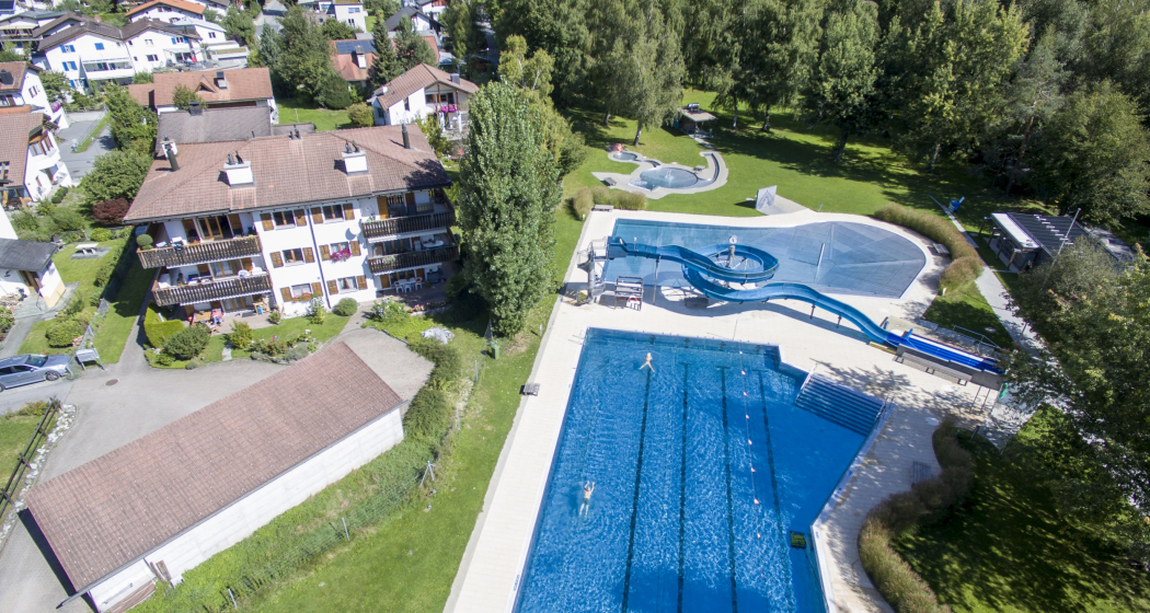 Vogelperspektive vom Schwimmbad in Ilanz Vogelperspektive vom Schwimmbad in Ilanz