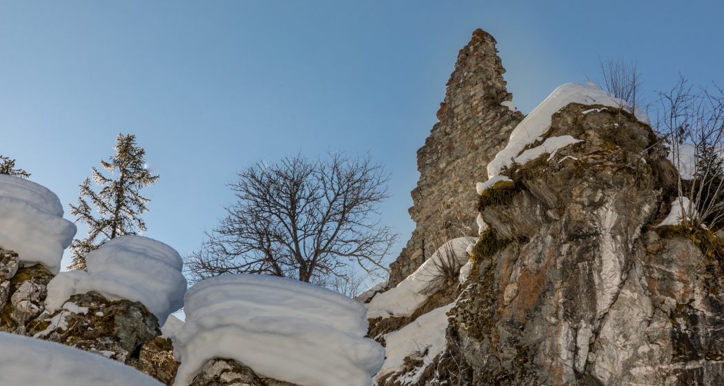 Ruine Friberg in Siat im Winter Ruine Friberg in Siat im Winter