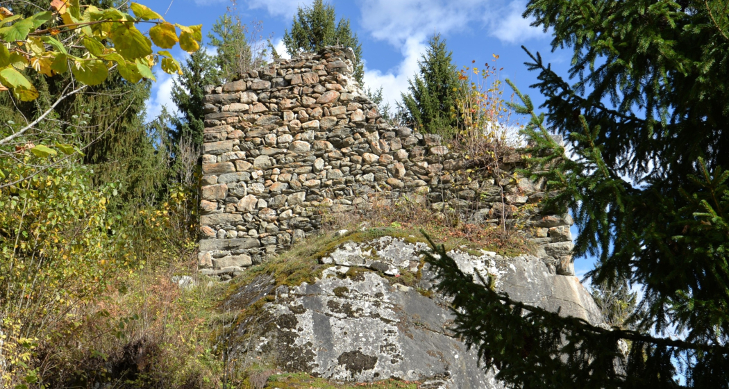 Aufnahme der Burgruine La Tuor in Clavadi im Sommer. Aufnahme der Burgruine La Tuor in Clavadi im Sommer.
