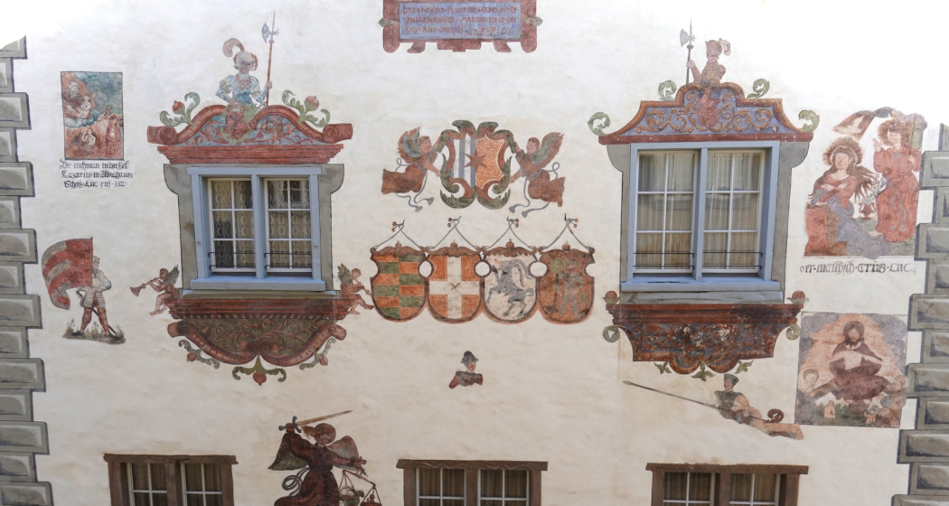 Aussenaufnahme des Hauses mit den Wappen. Aussenaufnahme des Hauses mit den Wappen.