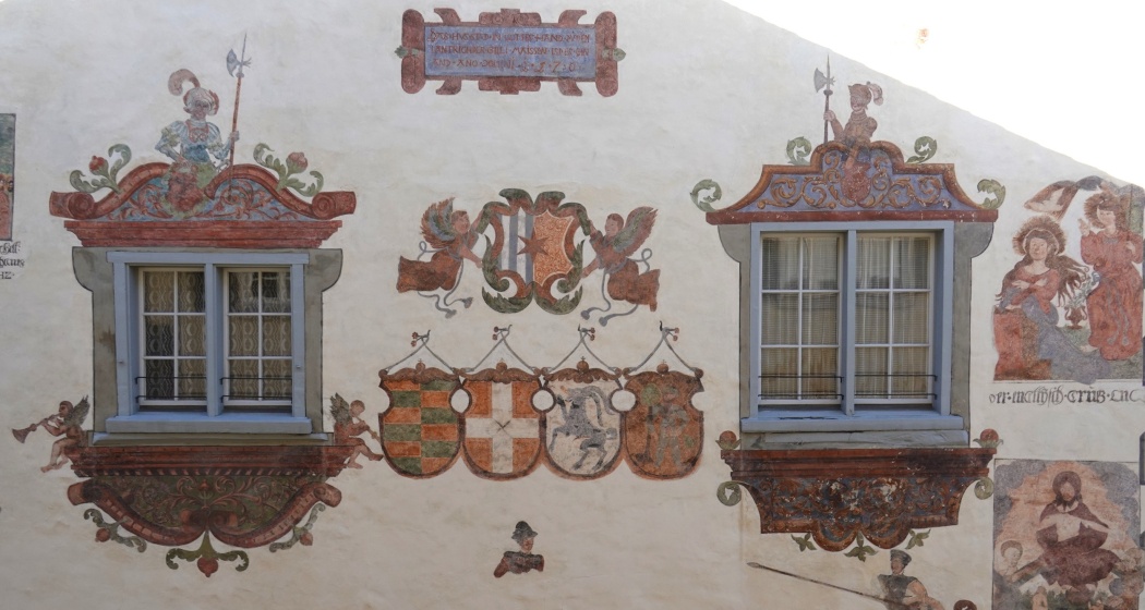 Aussenaufnahme des Hauses mit den Wappen. Aussenaufnahme des Hauses mit den Wappen.
