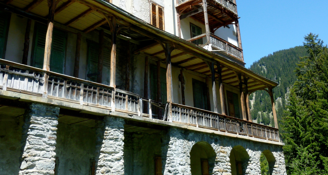 Seitenaufnahme des Tenigerbads in Val Sumvitg. Seitenaufnahme des Tenigerbads in Val Sumvitg.