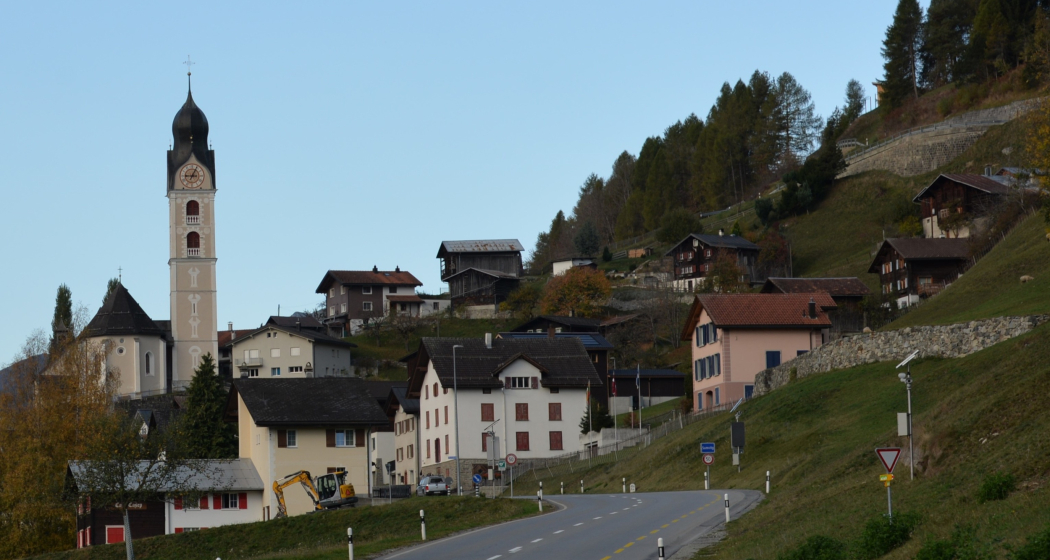Aufnahme ausserhalb von Sumvitg mit Blick auf das Dorf Aufnahme ausserhalb von Sumvitg mit Blick auf das Dorf
