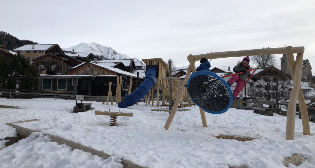 Spielplatz Feldis im Winter Spielplatz Feldis im Winter