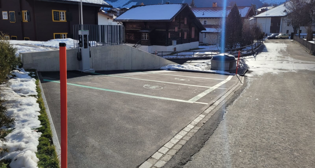 Aufnahme der Elektroautoladestation in der Via Ruast, Brigels Aufnahme der Elektroautoladestation in der Via Ruast, Brigels
