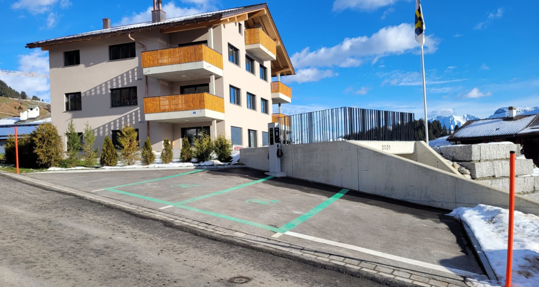 Aufnahme der Elektroautoladestation in der Via Ruast, Brigels Aufnahme der Elektroautoladestation in der Via Ruast, Brigels