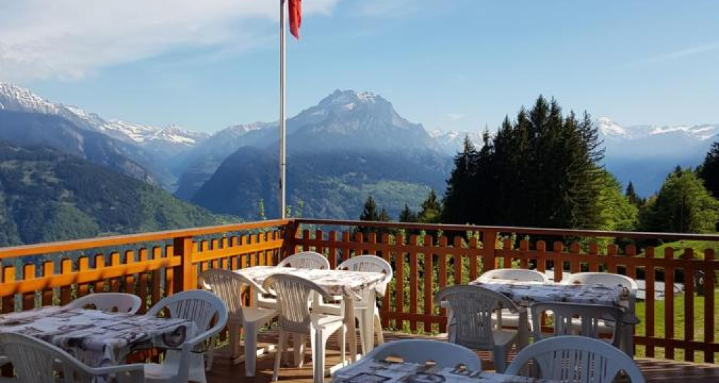 Il terrazzo che si affaccia sulla val Mesolcina gode di un panorama stupendo. Il terrazzo che si affaccia sulla val Mesolcina gode di un panorama stupendo.