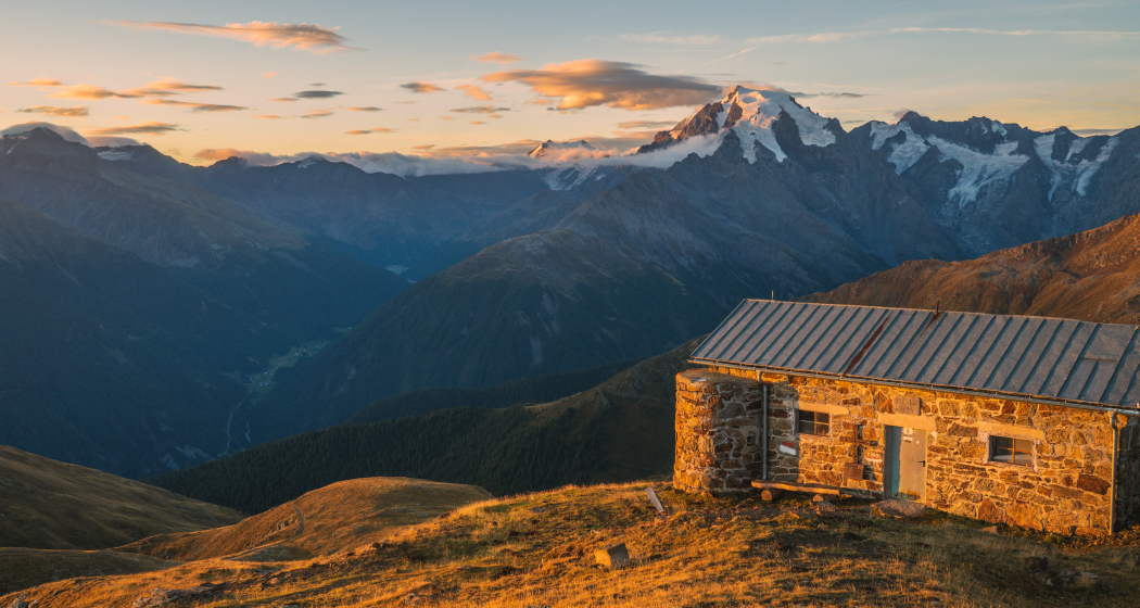 Italienische Schutzhütte auf dem Piz Chavalatsch mit Blick auf den Ortler Italienische Schutzhütte auf dem Piz Chavalatsch mit Blick auf den Ortler