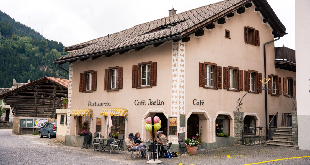 Wagners Café Conditorei Iselin Andeer im Sommer Wagners Café Conditorei Iselin Andeer im Sommer