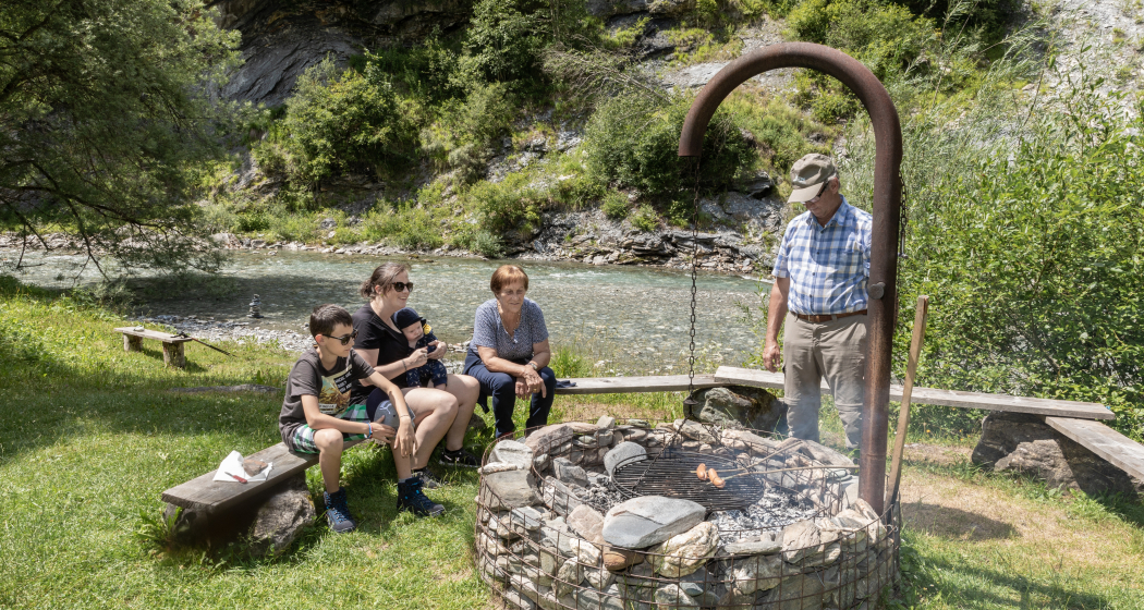 Feuerstelle mit Sitzbänke und Flusssicht Feuerstelle mit Sitzbänke und Flusssicht