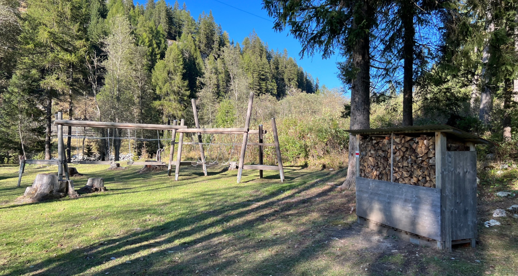 Feuerholz wird bei der Feuerstelle Zipfa zur Verfügung gestellt Feuerholz wird bei der Feuerstelle Zipfa zur Verfügung gestellt