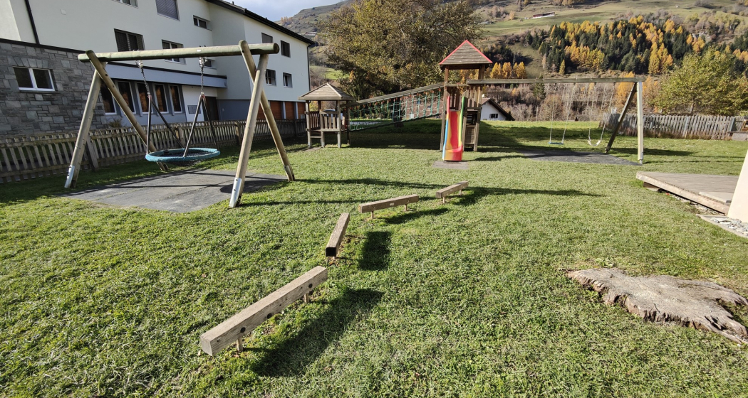 Spielplatz Kindergarten/Scoleta Zillis Spielplatz Kindergarten/Scoleta Zillis