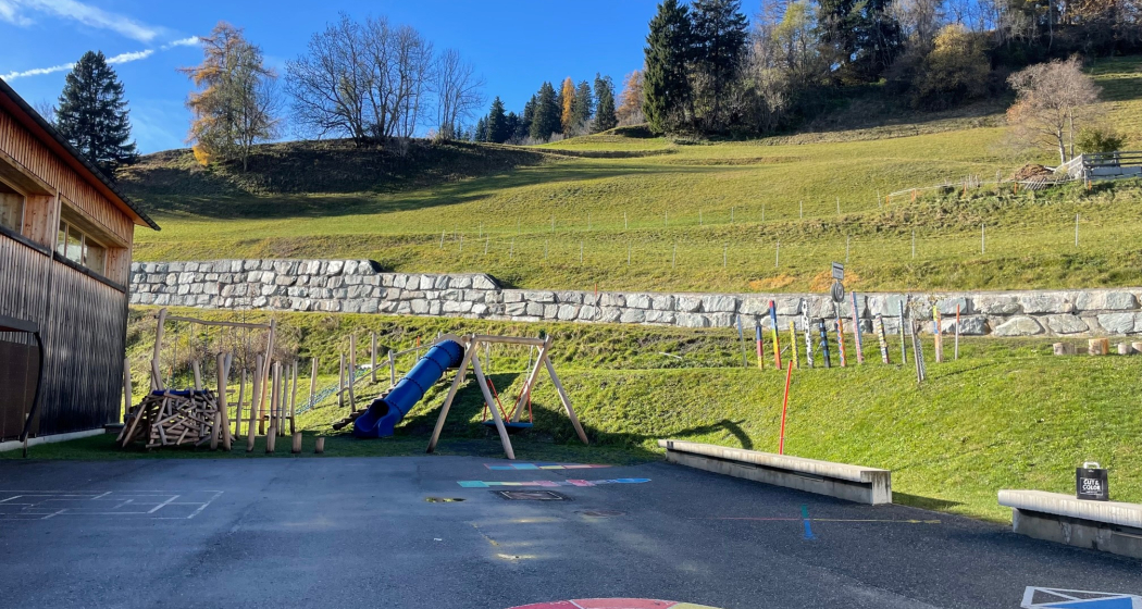 Spielplatz Schulhaus Sarn Spielplatz Schulhaus Sarn