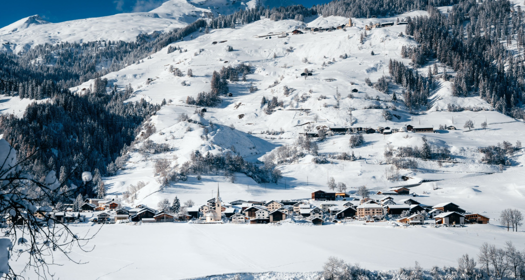 Donat mit Schamserberg und Piz Beverin im Winter Donat mit Schamserberg und Piz Beverin im Winter