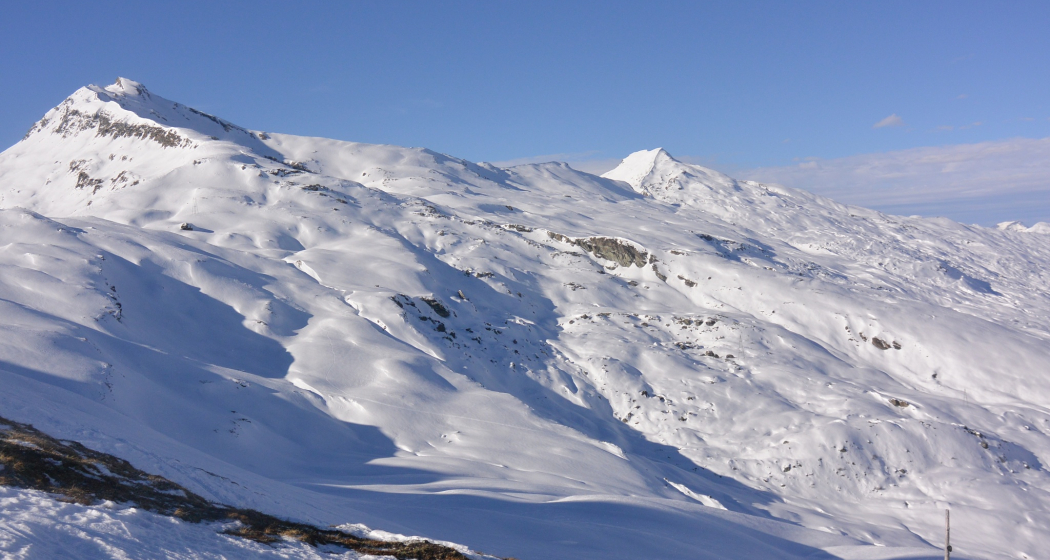 Sicht talauswärts zum Tällihorn und Günerhorn Sicht talauswärts zum Tällihorn und Günerhorn