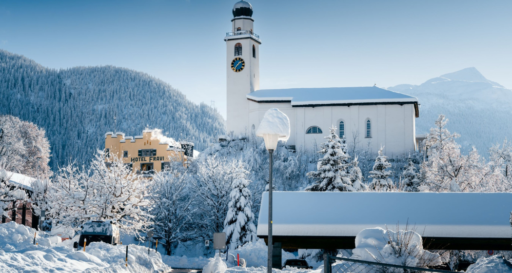Kirche Andeer mit Mineralbad und Hotel Fravi im Winter Kirche Andeer mit Mineralbad und Hotel Fravi im Winter