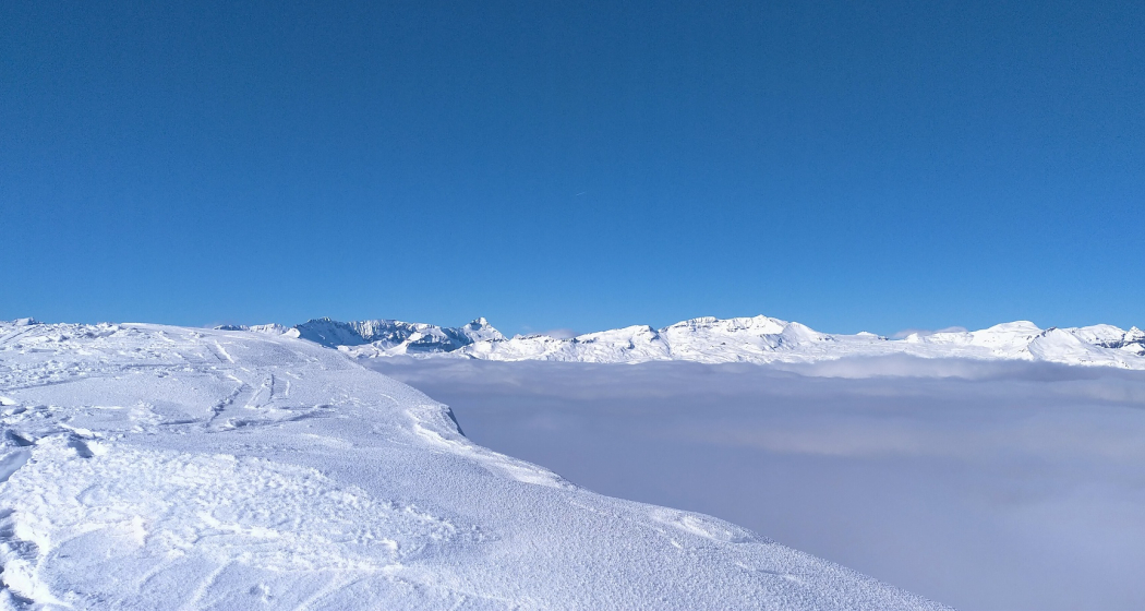 Seltener Hochnebel im Talboden der Surselva beim Gipfelhang der Cauma Seltener Hochnebel im Talboden der Surselva beim Gipfelhang der Cauma