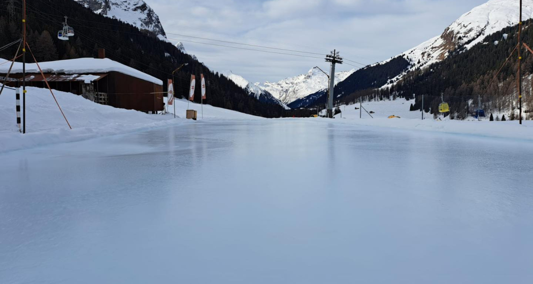 Das Curling-Natureisfeld bei der Hüschera Bar und Lodge Das Curling-Natureisfeld bei der Hüschera Bar und Lodge