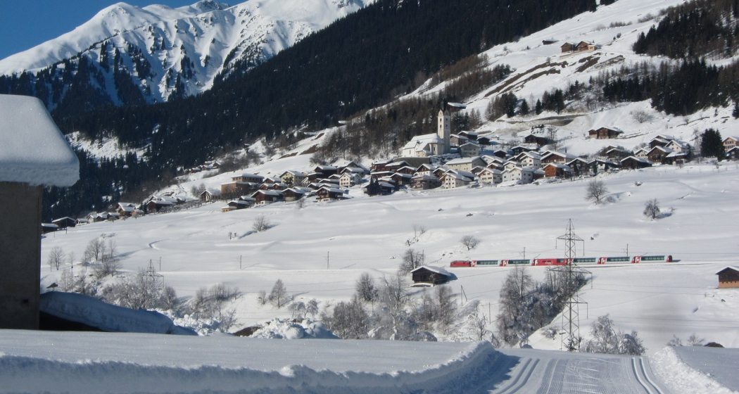 Loipe, RhB und das Dorf Trun Loipe, RhB und das Dorf Trun