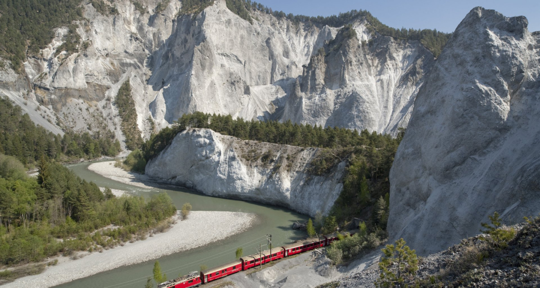 Seit weit über 100 Jahren fährt auch die Bahn mitten durch Ruinaulta Seit weit über 100 Jahren fährt auch die Bahn mitten durch Ruinaulta