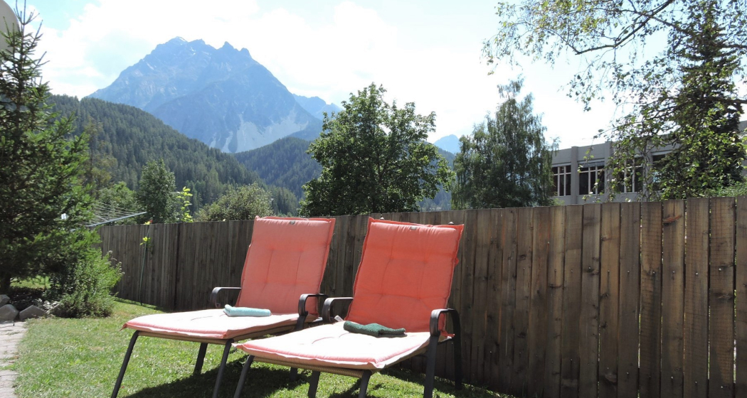Gartensitzplatz mit Liegewiese Gartensitzplatz mit Liegewiese