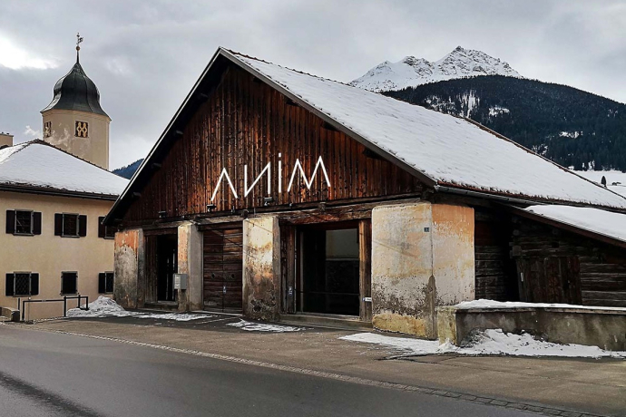 Der Stall von ANIM – etwas zurückversetzt zur Strasse. Der Stall von ANIM – etwas zurückversetzt zur Strasse.