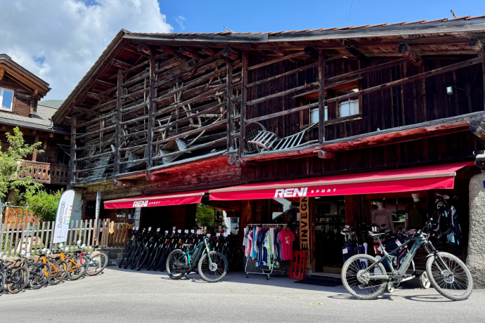 Reni Sport Aussenansicht im Sommer. Reni Sport Aussenansicht im Sommer.