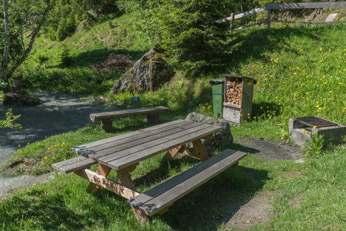 Das Foto zeigt die Bank der Feuerstelle Crap Burlatsch Das Foto zeigt die Bank der Feuerstelle Crap Burlatsch